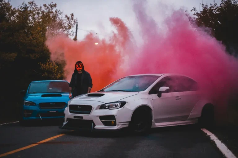 Czy kolorowe dymy to dobry pomysł na sesję zdjeciową z samochodem?